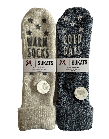 Warme wol sokken met sterren en tekst 'Warm Socks' en 'Cold Days', geschikt voor thuisgebruik en voetverzorging.